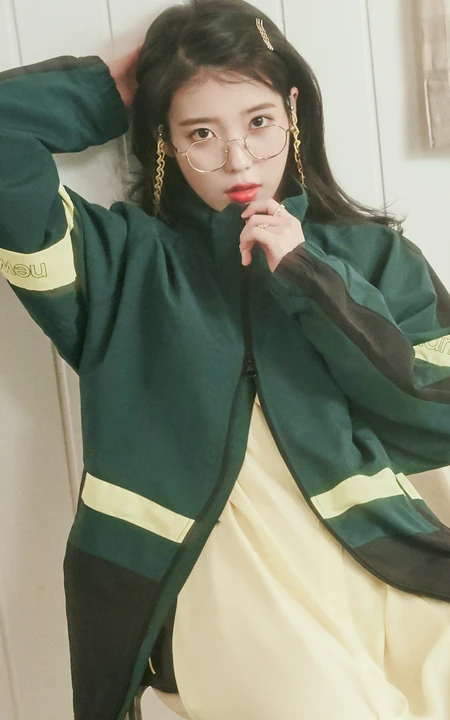 戴眼镜的李知恩可爱韩系校服装扮手机壁纸图片