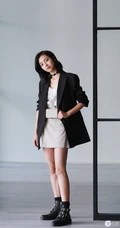 女演员万鹏灰色连衣短裙搭黑色休闲西装写真图片