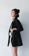 女演员万鹏灰色连衣短裙搭黑色休闲西装写真图片