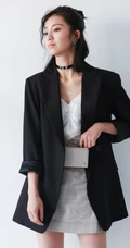 女演员万鹏灰色连衣短裙搭黑色休闲西装写真图片