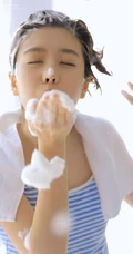 台湾女生李凯馨古灵精怪洗头玩泡泡写真图片