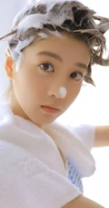 台湾女生李凯馨古灵精怪洗头玩泡泡写真图片