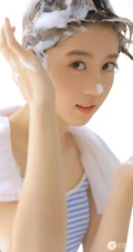 台湾女生李凯馨古灵精怪洗头玩泡泡写真图片