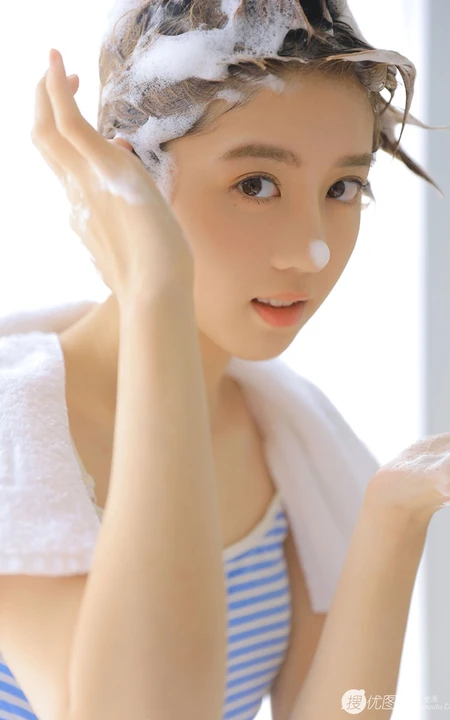 台湾女生李凯馨古灵精怪洗头玩泡泡写真图片