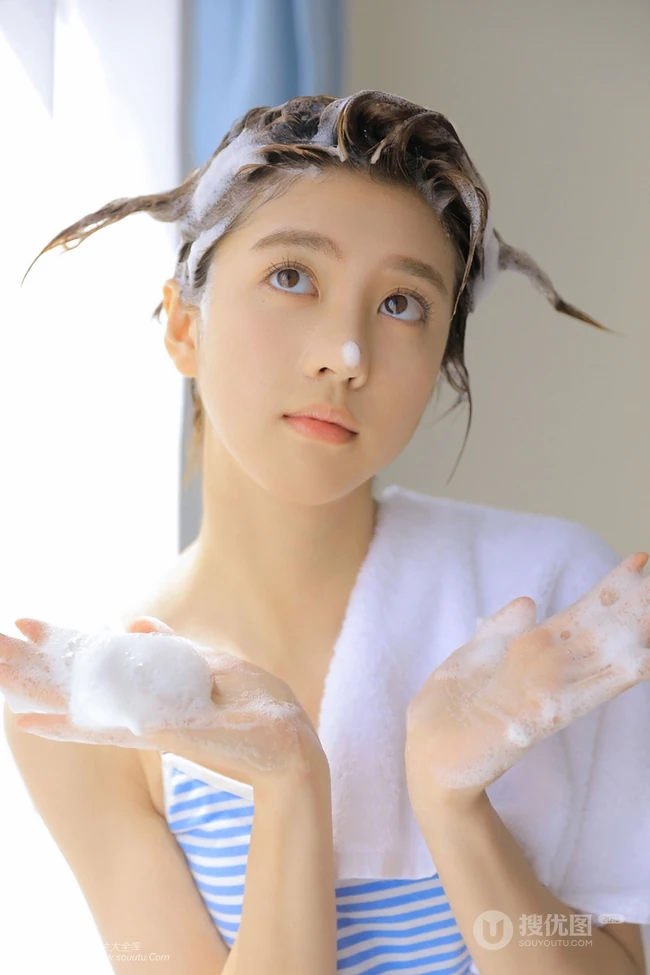 台湾女生李凯馨古灵精怪洗头玩泡泡写真图片