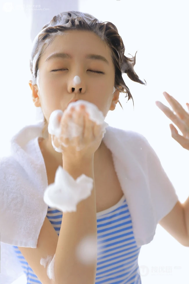 台湾女生李凯馨古灵精怪洗头玩泡泡写真图片