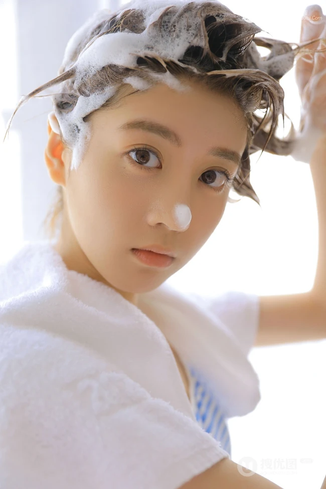 台湾女生李凯馨古灵精怪洗头玩泡泡写真图片