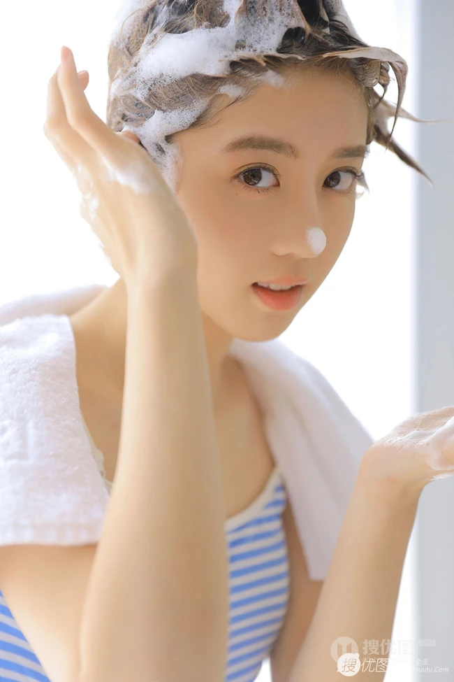 台湾女生李凯馨古灵精怪洗头玩泡泡写真图片