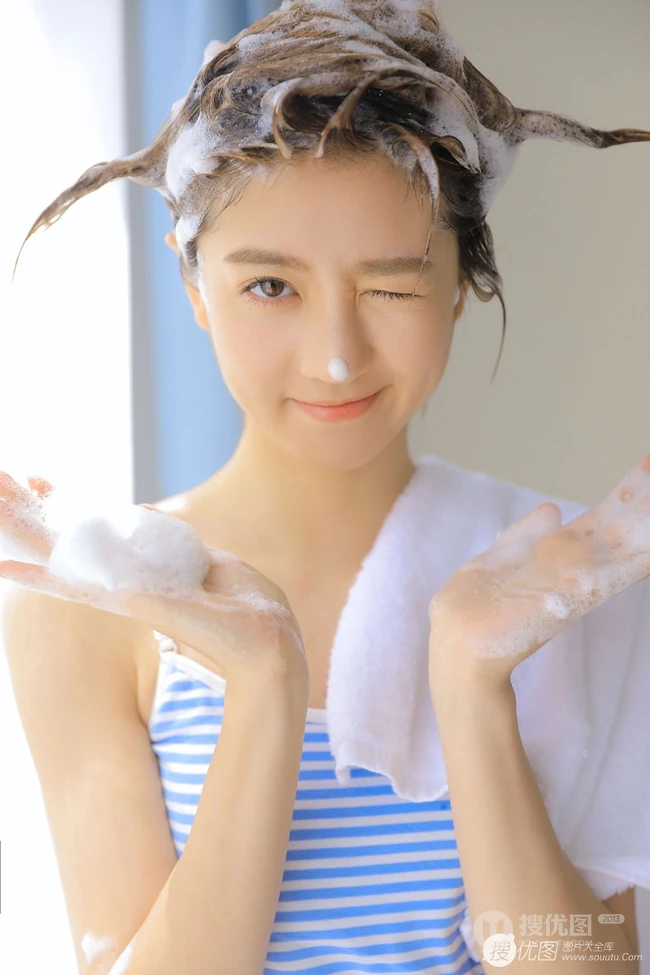 台湾女生李凯馨古灵精怪洗头玩泡泡写真图片