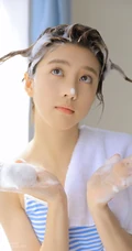 台湾女生李凯馨古灵精怪洗头玩泡泡写真图片