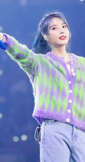 韩国女星李知恩iu毛衣牛仔裤清新舞台照图片
