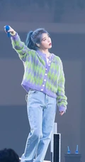 韩国女星李知恩iu毛衣牛仔裤清新舞台照图片