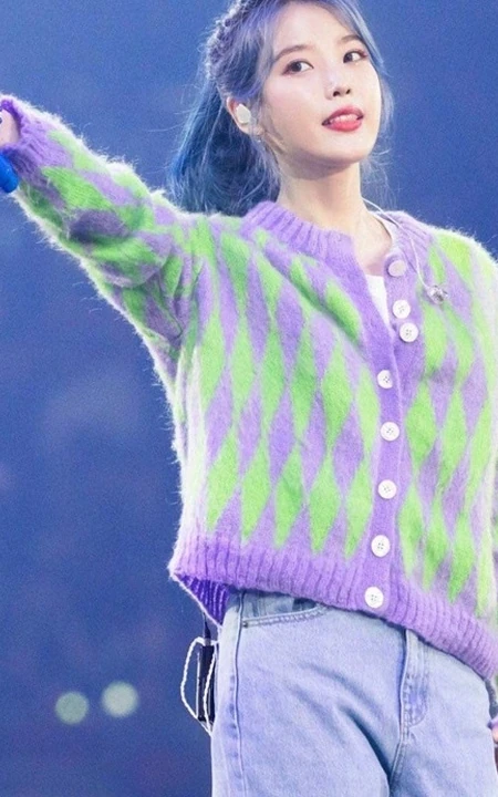 韩国女星李知恩iu毛衣牛仔裤清新舞台照图片