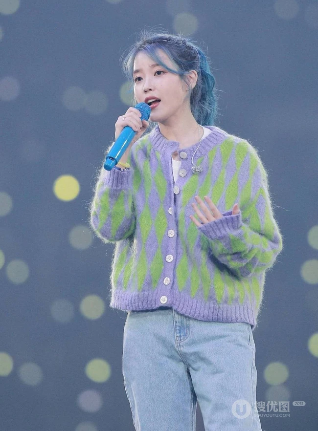 韩国女星李知恩iu毛衣牛仔裤清新舞台照图片
