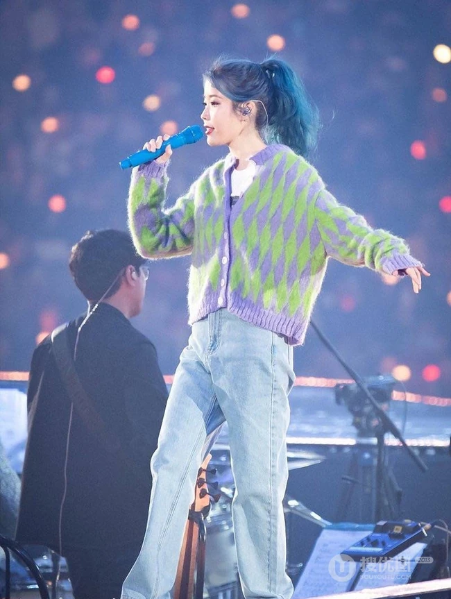 韩国女星李知恩iu毛衣牛仔裤清新舞台照图片