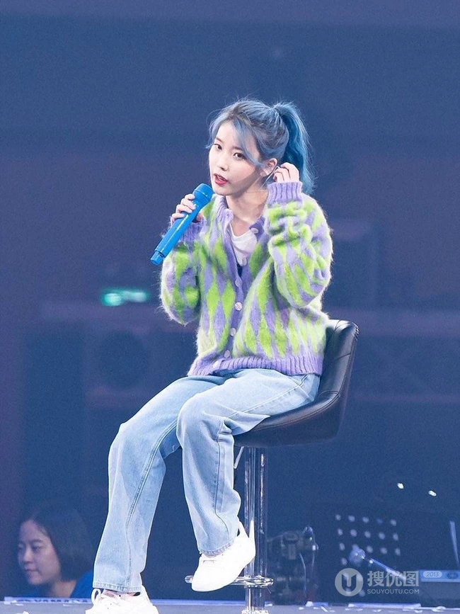 韩国女星李知恩iu毛衣牛仔裤清新舞台照图片