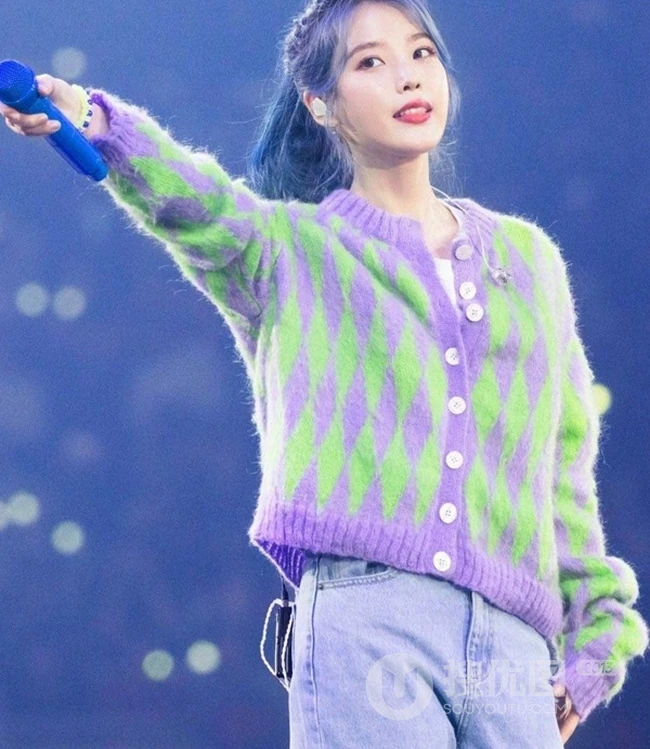 韩国女星李知恩iu毛衣牛仔裤清新舞台照图片