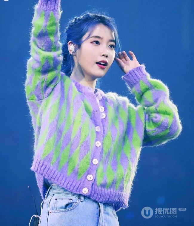 韩国女星李知恩iu毛衣牛仔裤清新舞台照图片