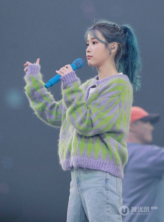 韩国女星李知恩iu毛衣牛仔裤清新舞台照图片