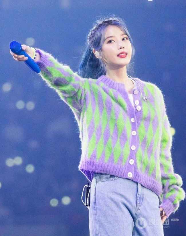 韩国女星李知恩iu毛衣牛仔裤清新舞台照图片