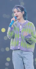 韩国女星李知恩iu毛衣牛仔裤清新舞台照图片