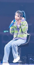 韩国女星李知恩iu毛衣牛仔裤清新舞台照图片