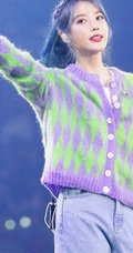 韩国女星李知恩iu毛衣牛仔裤清新舞台照图片