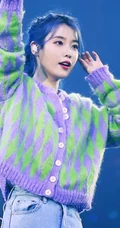 韩国女星李知恩iu毛衣牛仔裤清新舞台照图片