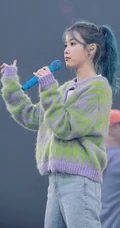 韩国女星李知恩iu毛衣牛仔裤清新舞台照图片