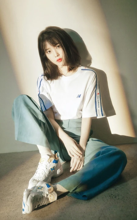 李知恩iu手机壁纸，短发美女李知恩坐地板上的手机壁纸