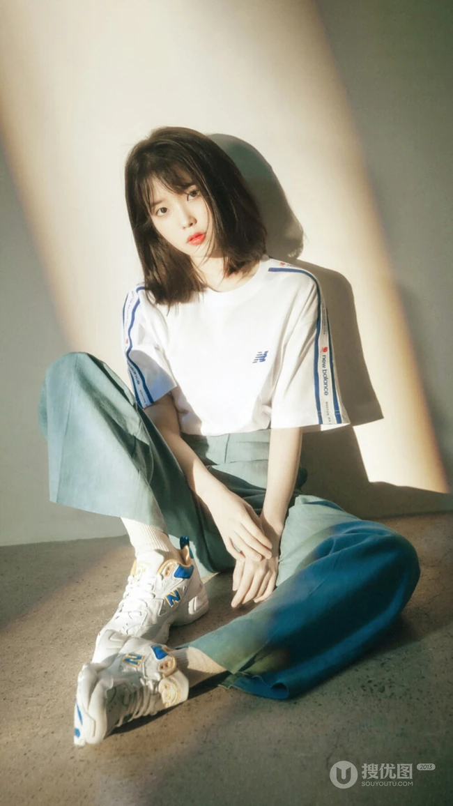 李知恩iu手机壁纸，短发美女李知恩坐地板上的手机壁纸