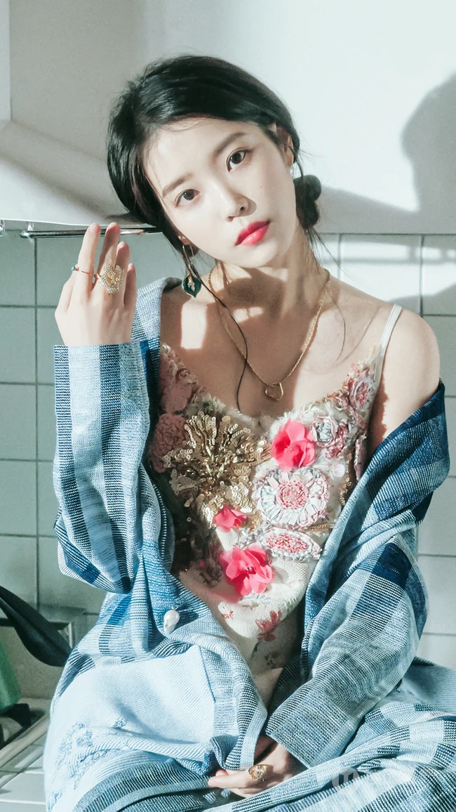李知恩iu性感吊带印花长裙手机壁纸写真图片