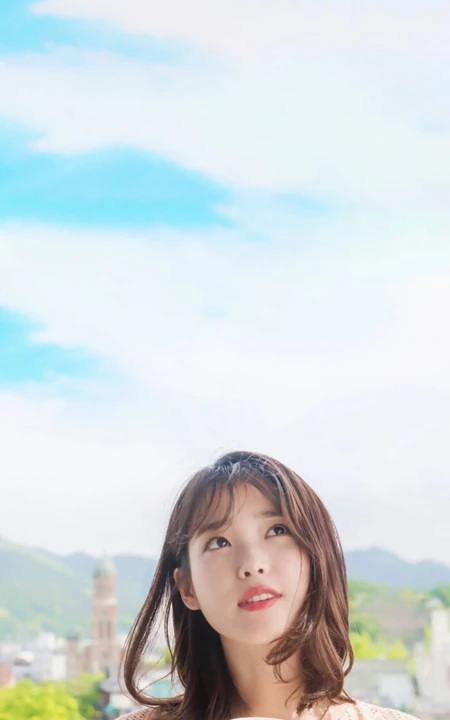 李知恩手拿水杯小清新户外写真手机壁纸图片