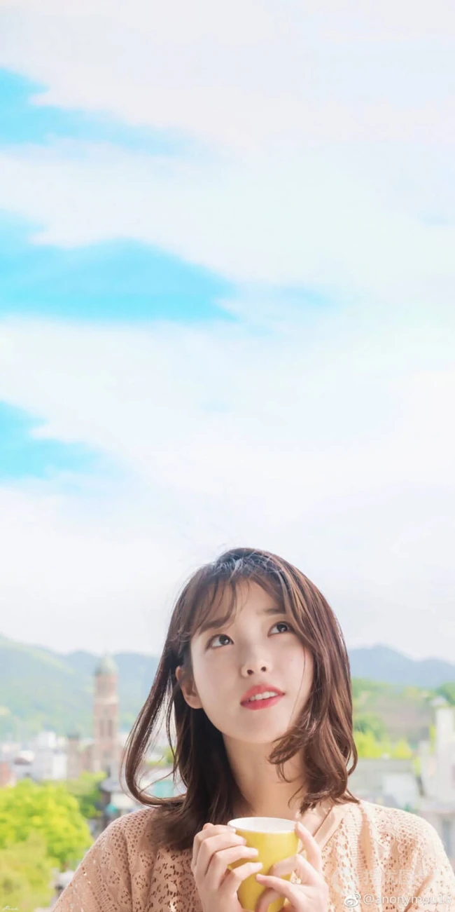 李知恩手拿水杯小清新户外写真手机壁纸图片