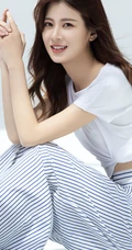 90后人气小花赵昭仪多套服饰写真，尽显动人阳光甜美笑容