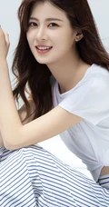 90后人气小花赵昭仪多套服饰写真，尽显动人阳光甜美笑容