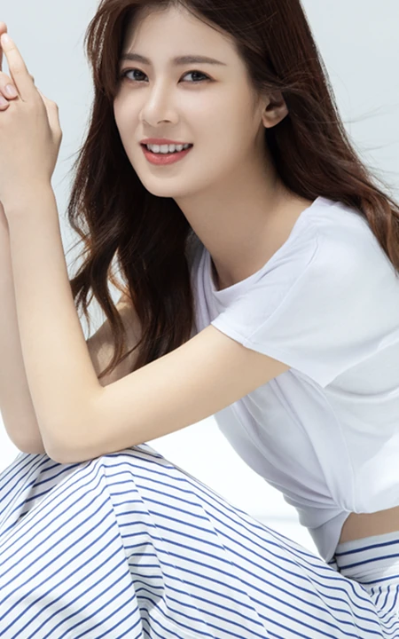 90后人气小花赵昭仪多套服饰写真，尽显动人阳光甜美笑容