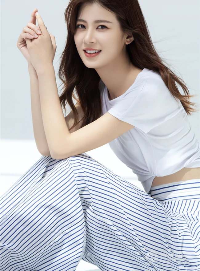 90后人气小花赵昭仪多套服饰写真，尽显动人阳光甜美笑容