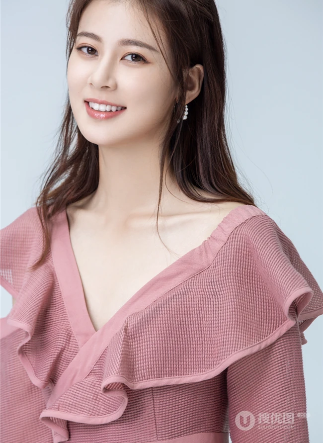 90后人气小花赵昭仪多套服饰写真，尽显动人阳光甜美笑容