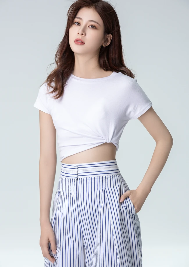 90后人气小花赵昭仪多套服饰写真，尽显动人阳光甜美笑容