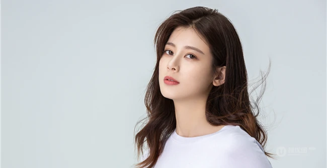 90后人气小花赵昭仪多套服饰写真，尽显动人阳光甜美笑容