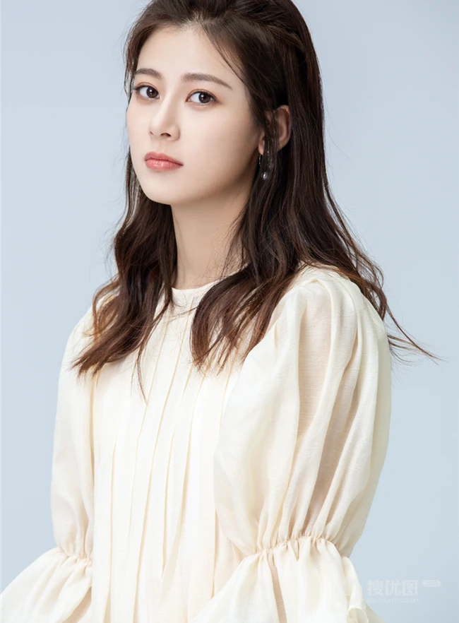 90后人气小花赵昭仪多套服饰写真，尽显动人阳光甜美笑容