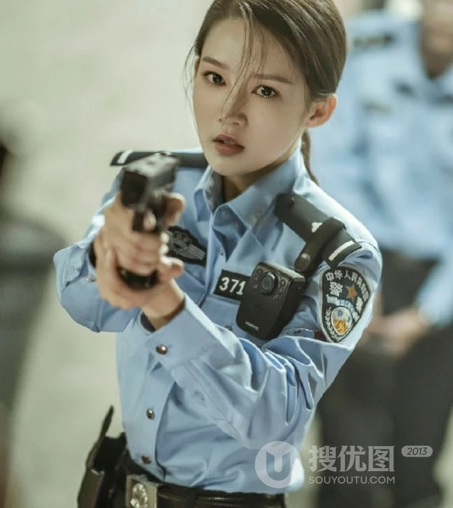李沁最美表演主题《第一枪》造型惊艳警察制服剧照图片