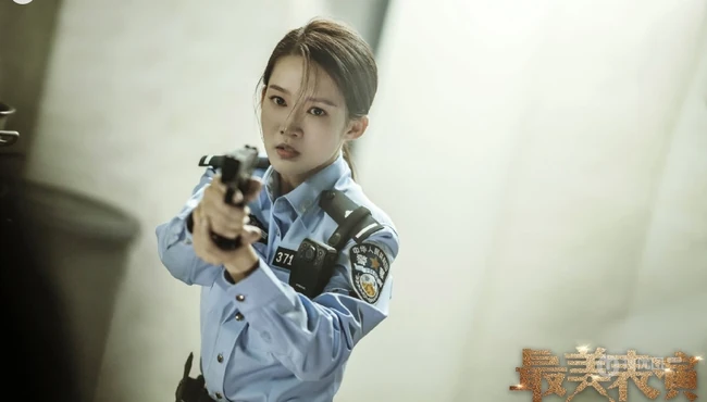 李沁最美表演主题《第一枪》造型惊艳警察制服剧照图片