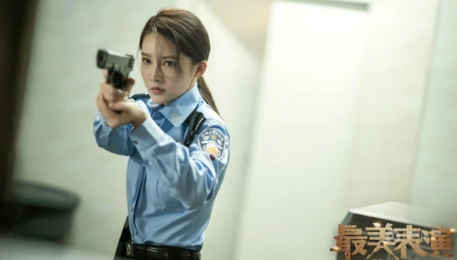 李沁最美表演主题《第一枪》造型惊艳警察制服剧照图片