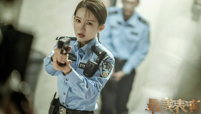 李沁最美表演主题《第一枪》造型惊艳警察制服剧照图片