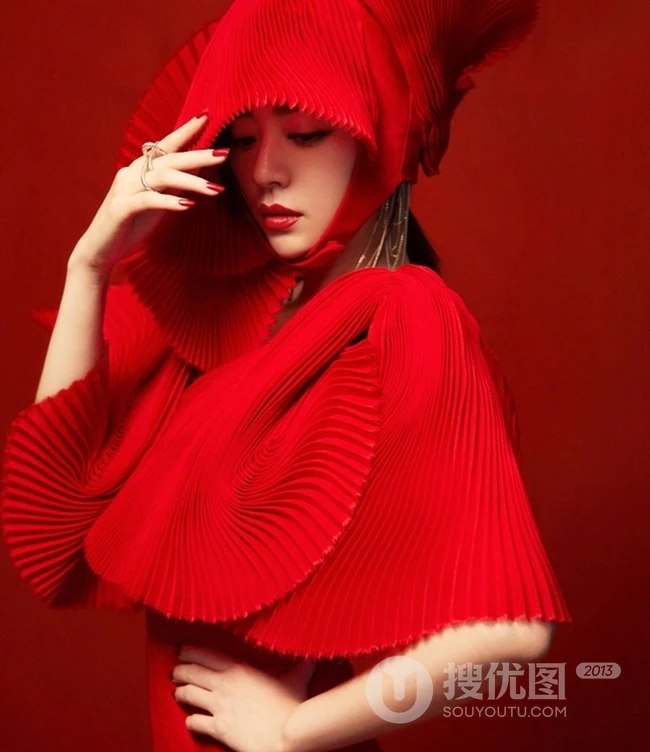 张靓颖魅力中国红气质造型惊艳出镜，全红造型色彩喜庆