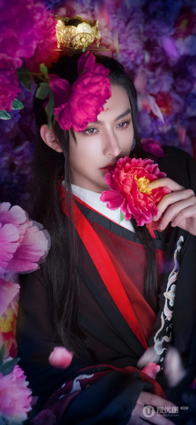 唯美美艳妃子围绕着的古风美男精美手机壁纸图片