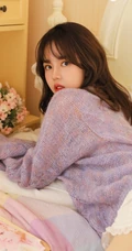 小家碧玉，娇俏少女，微卷长发少女毛衣短裤室内写真图片