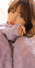 小家碧玉，娇俏少女，微卷长发少女毛衣短裤室内写真图片